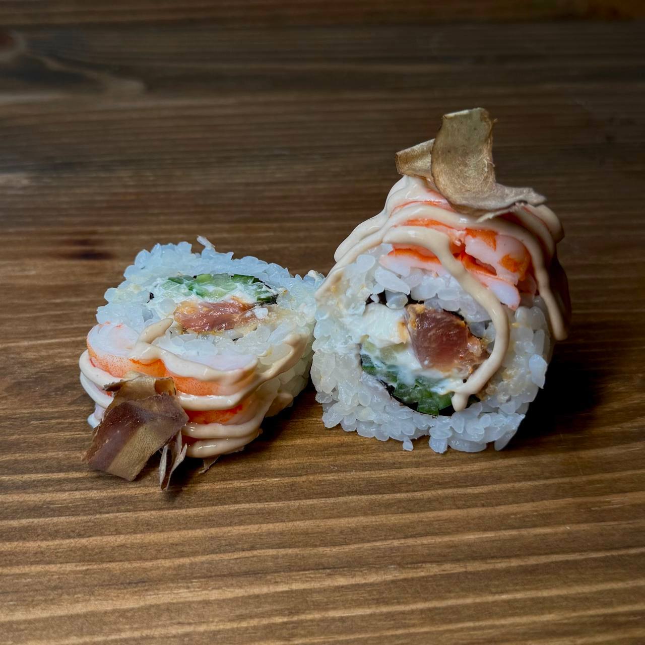 Фото Ролл с креветкой и тартаром из тунца