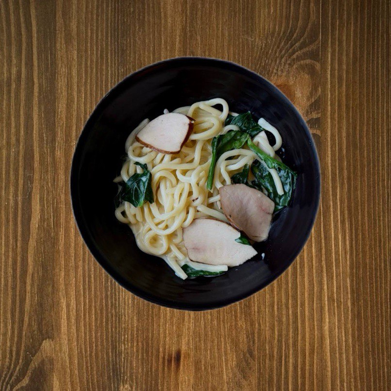 Фото Лапша с куриным филе в сырном соусе со шпинатом