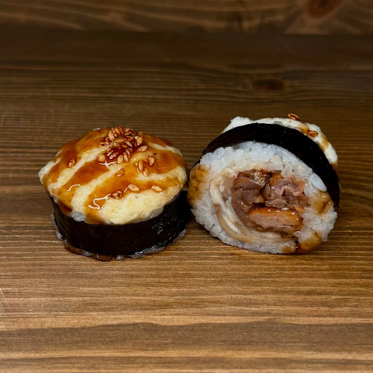 Фото Ролл с угрем и обжаренным лососем