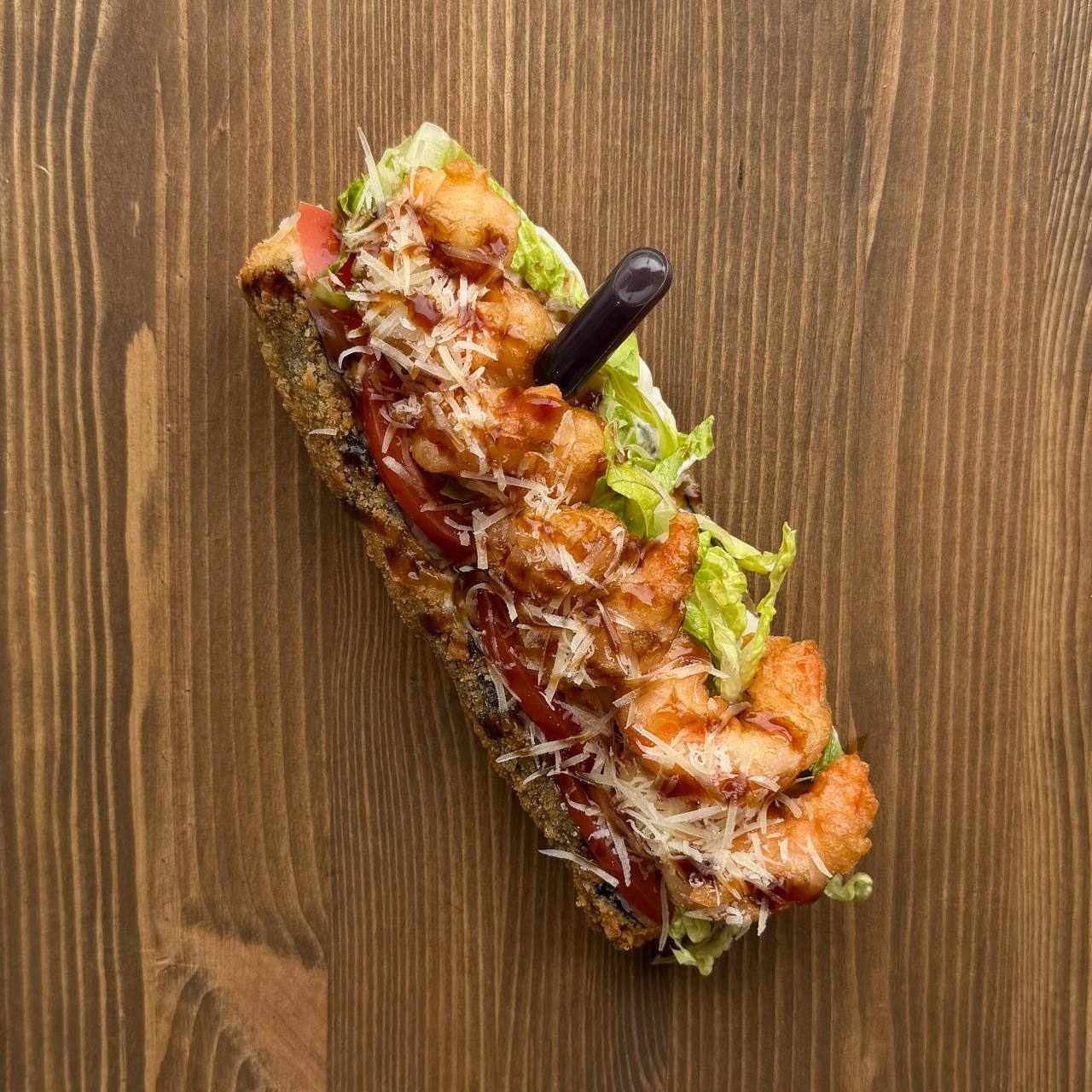 Фото Азиатский хот-дог с креветкой темпура