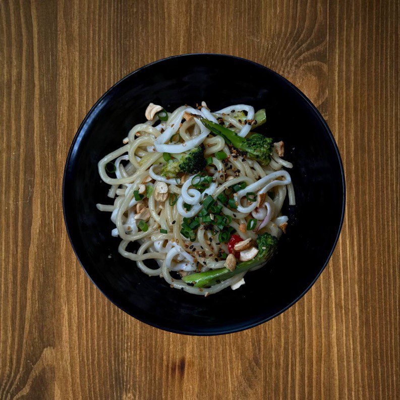 Фото Лапша с кальмаром в ореховом соусе