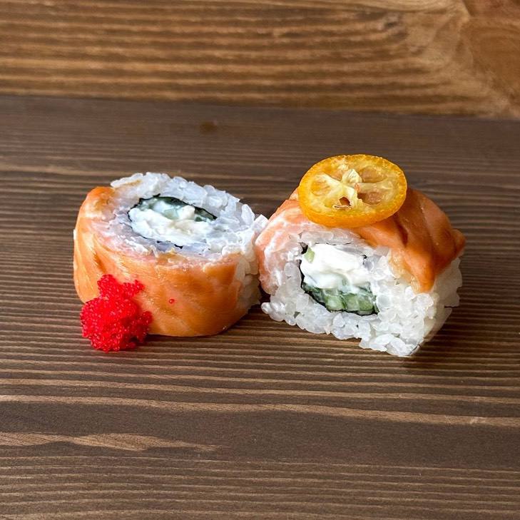 Фото Ролл запеченный лосось в соусе терияки