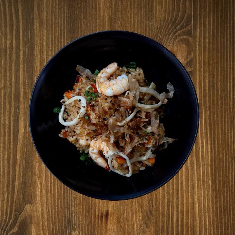 Фото Жареный рис с креветками и кальмаром