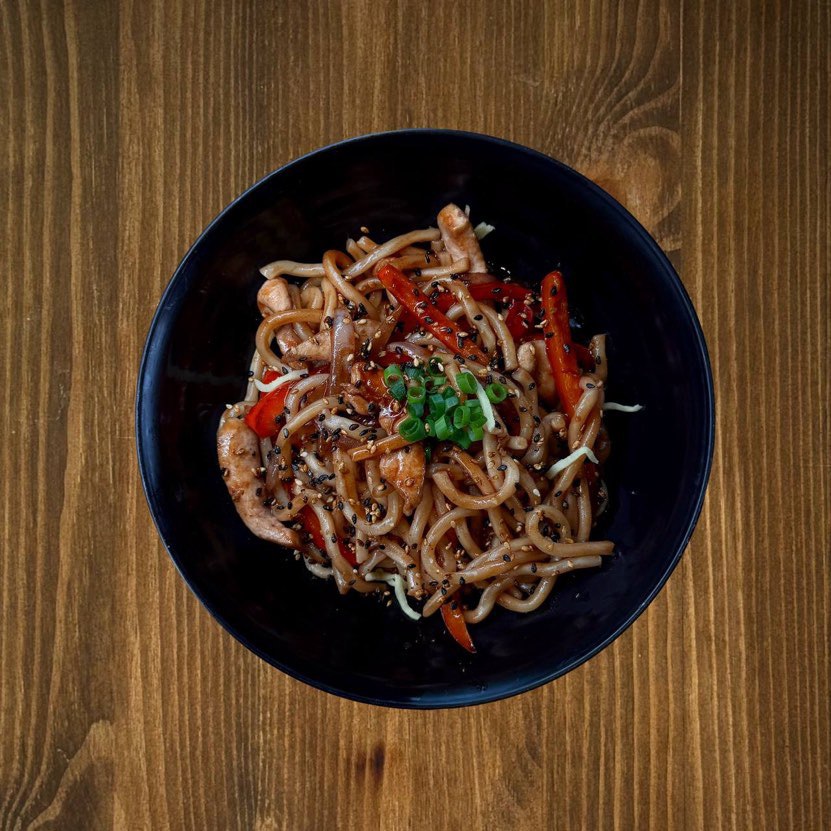 Фото Лапша с курицей в соусе хойсин
